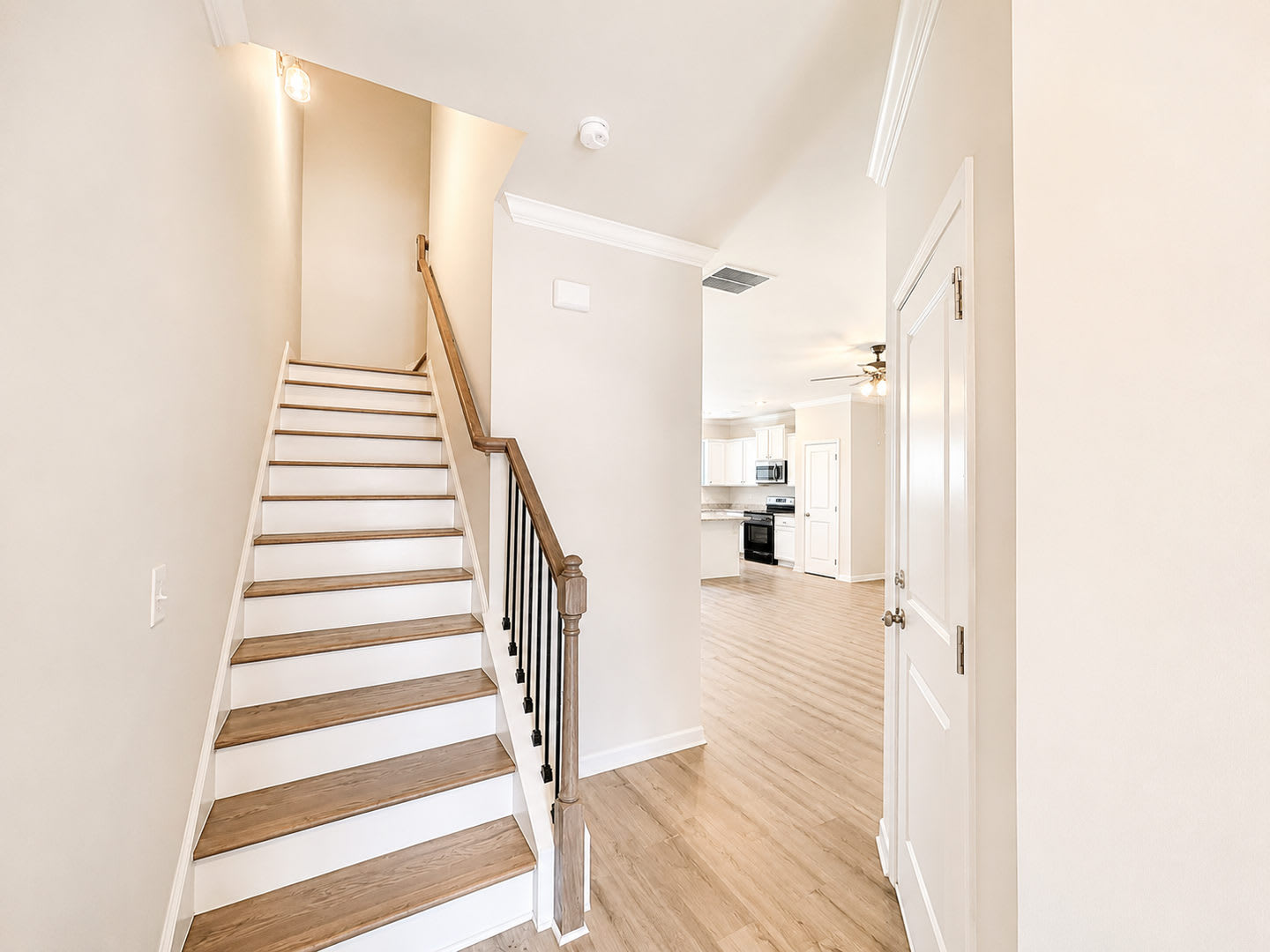 Discover modern living in the heart of Cornelia! – photo 3