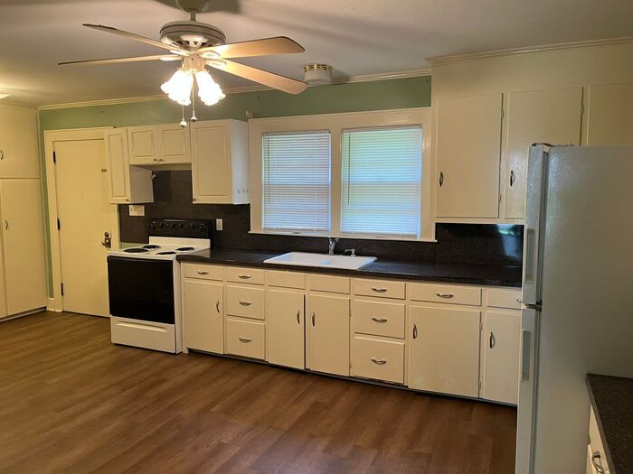 1049 East Main Street – photo 5