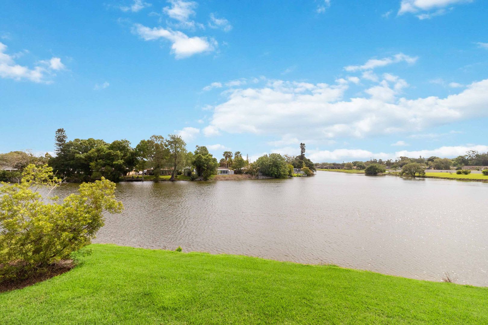 Beautiful furnished 2/2 condo with stunning water view available now for a short-term stay – photo 4