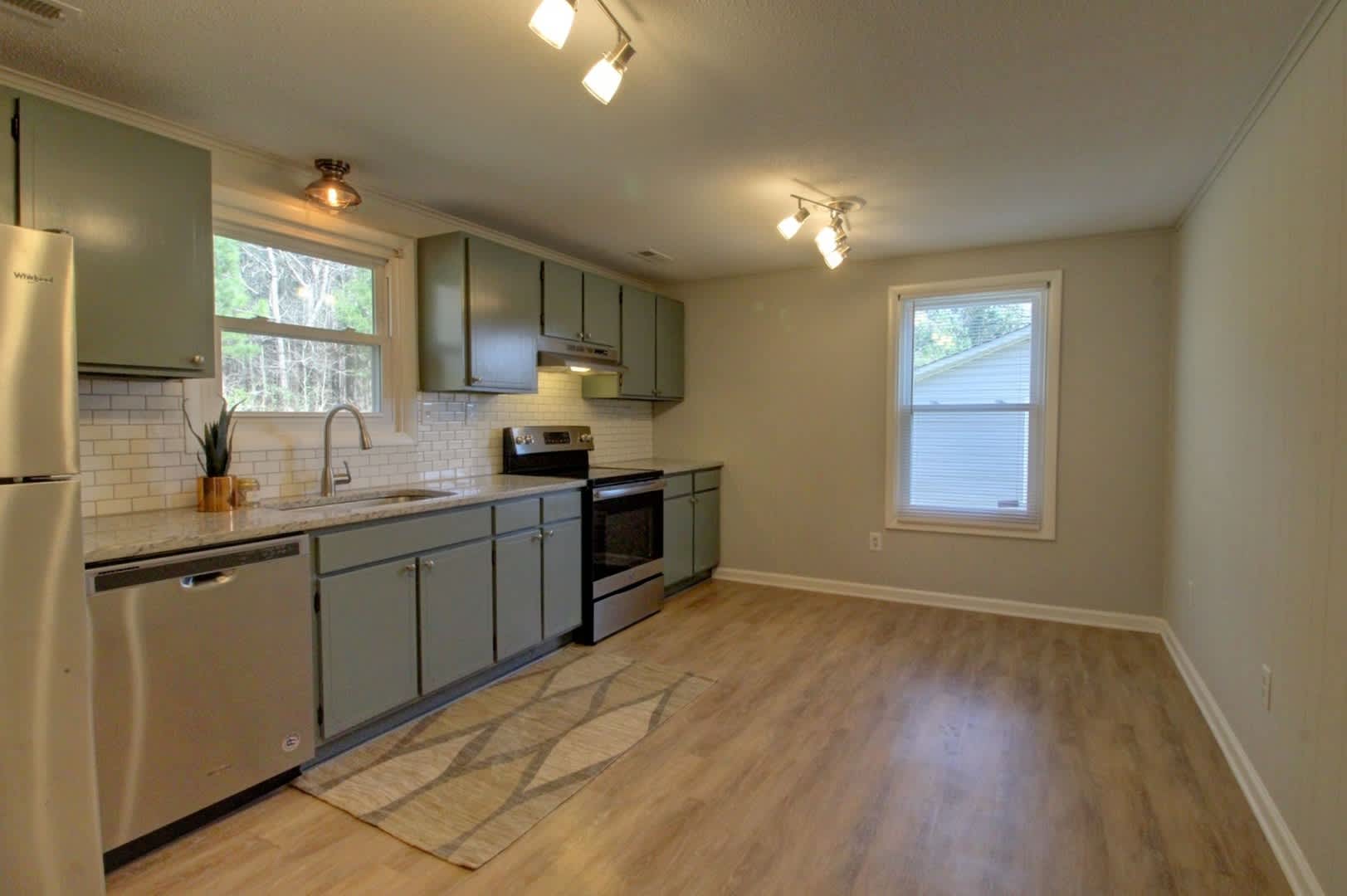 Available Late September Adorable Updated 3 Bedroom Home With Fenced Yard 10 Minutes From Downtown Durham – photo 4