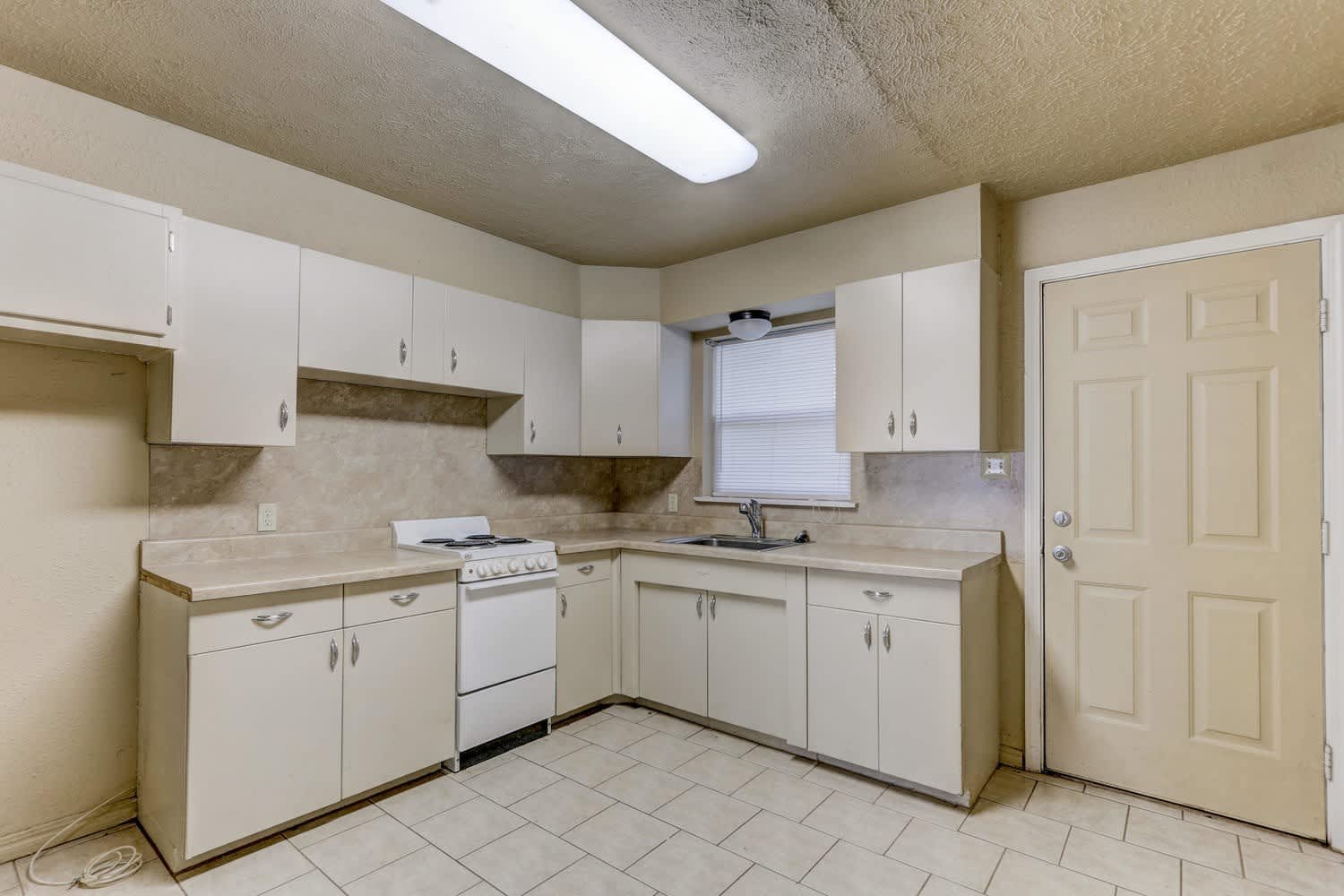 Charming 2-Bedroom Home with Spacious Backyard & Great Location – photo 2