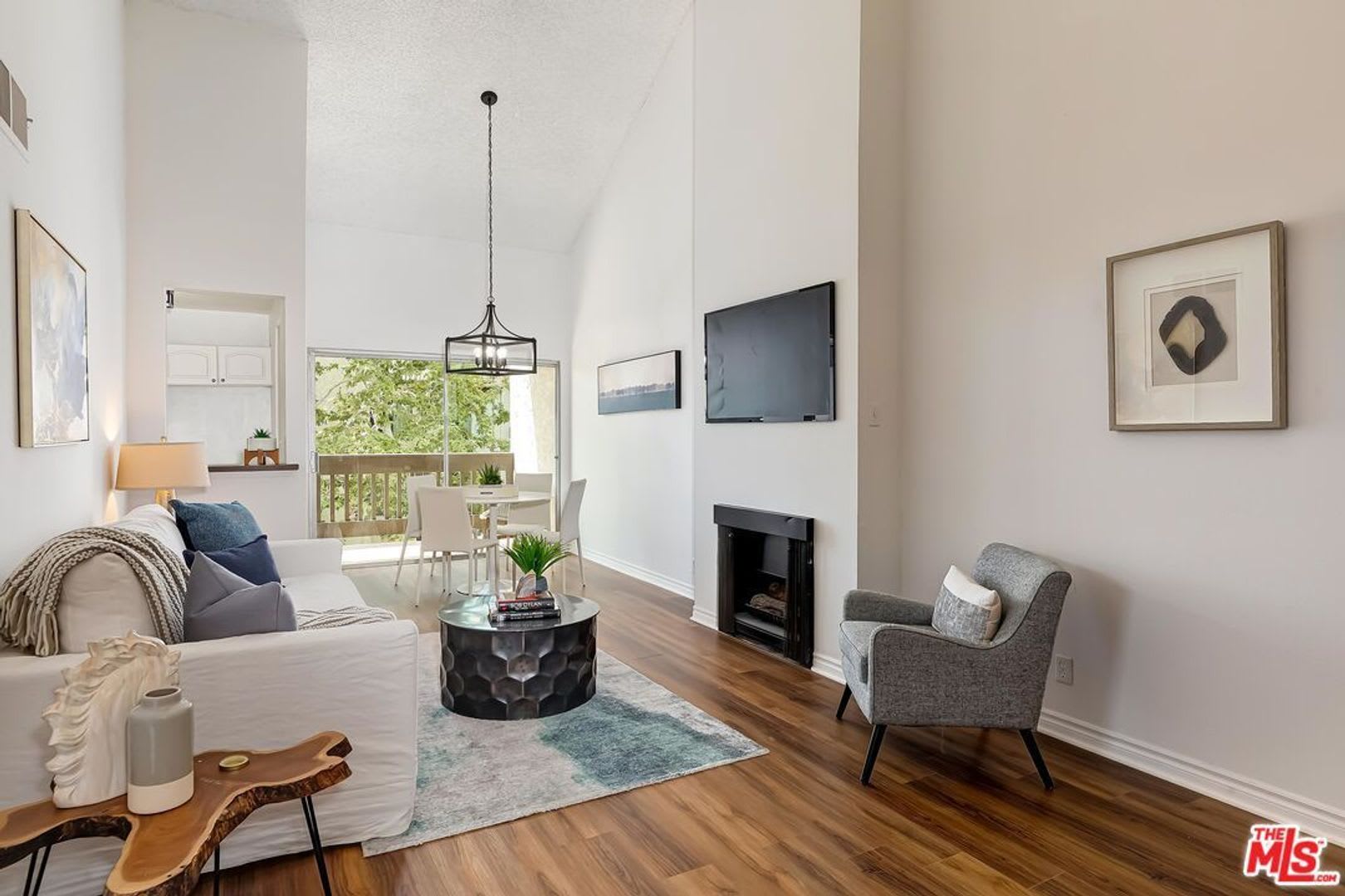 Beautiful 1 bed 3rd floor (top) condo in lakeside community in Culver City – photo 3