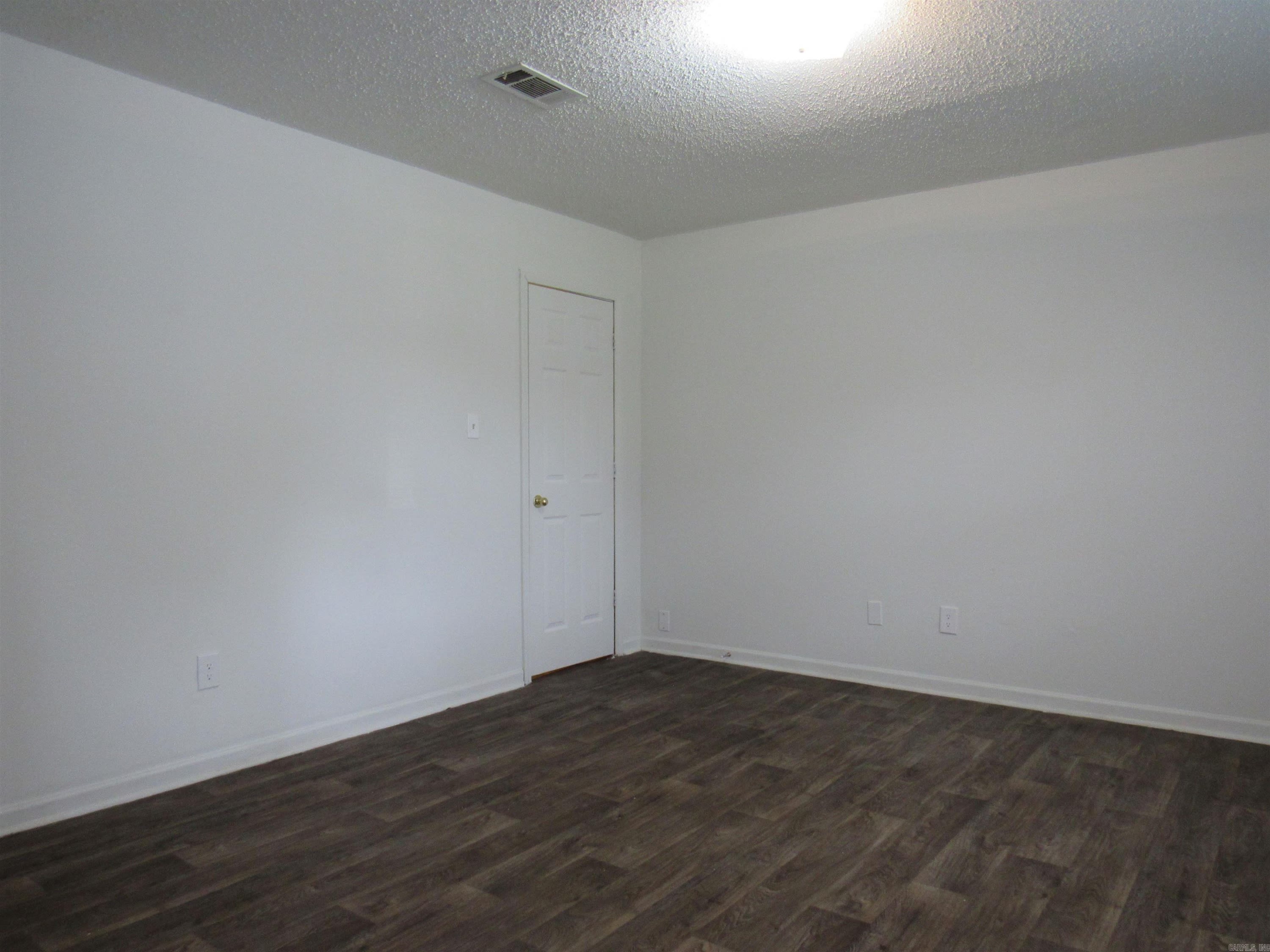 613 Hamburg Street – photo 3