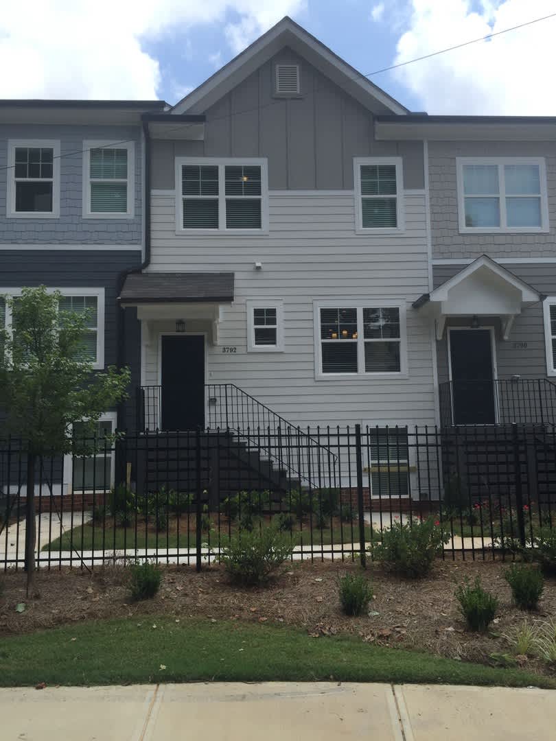 Upscale Town Home in a FANTASTIC location – photo 1