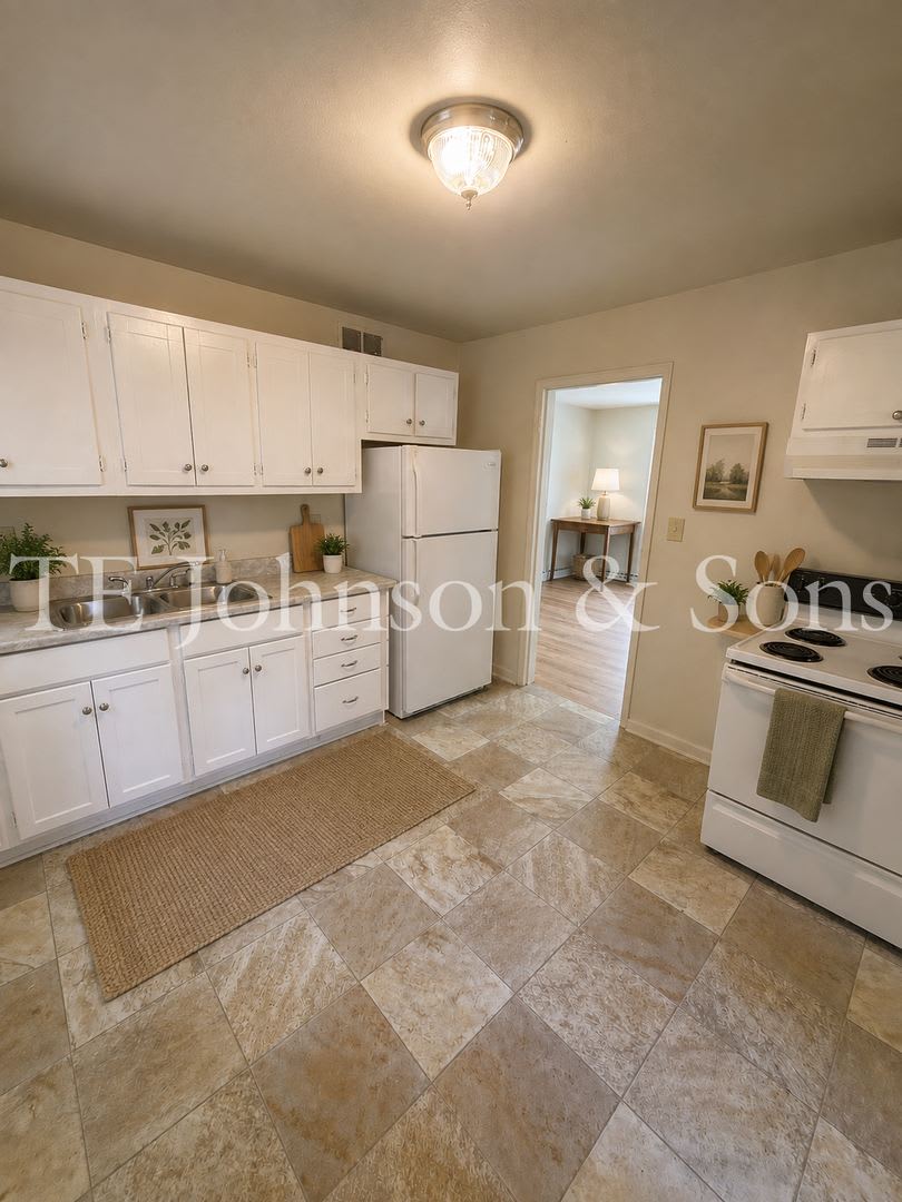 Charming Home with Built-In Bookshelves & Central HVAC – photo 5