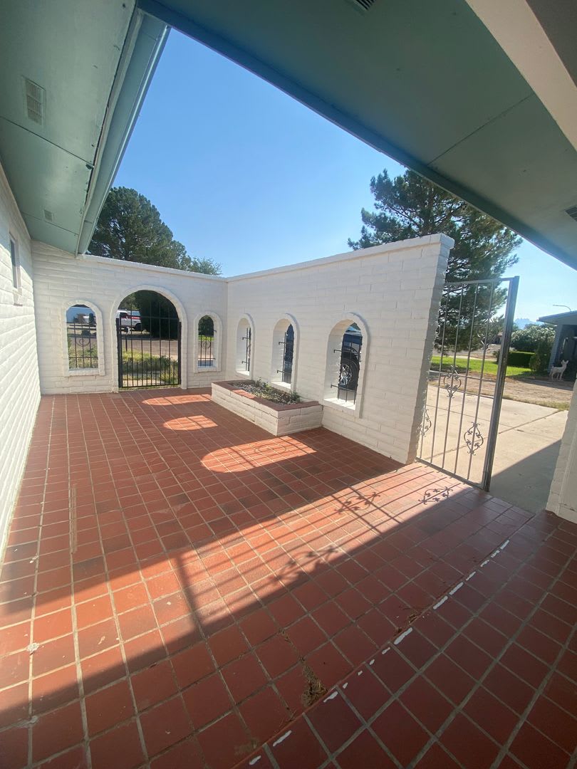 1733 Aspen Ave Spacious 4 Bed 2 Bath With An Office And A Sun Room – photo 2