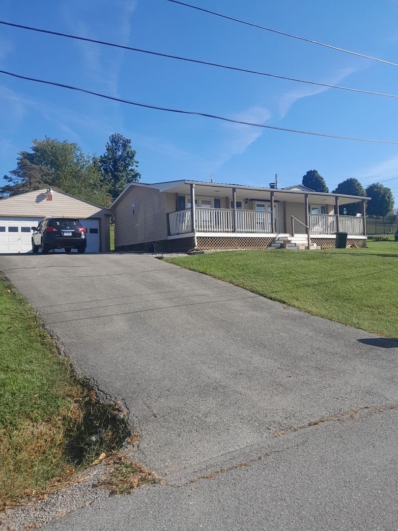 Christiansburg, 3 BR / 2 BA Available Now – photo 1