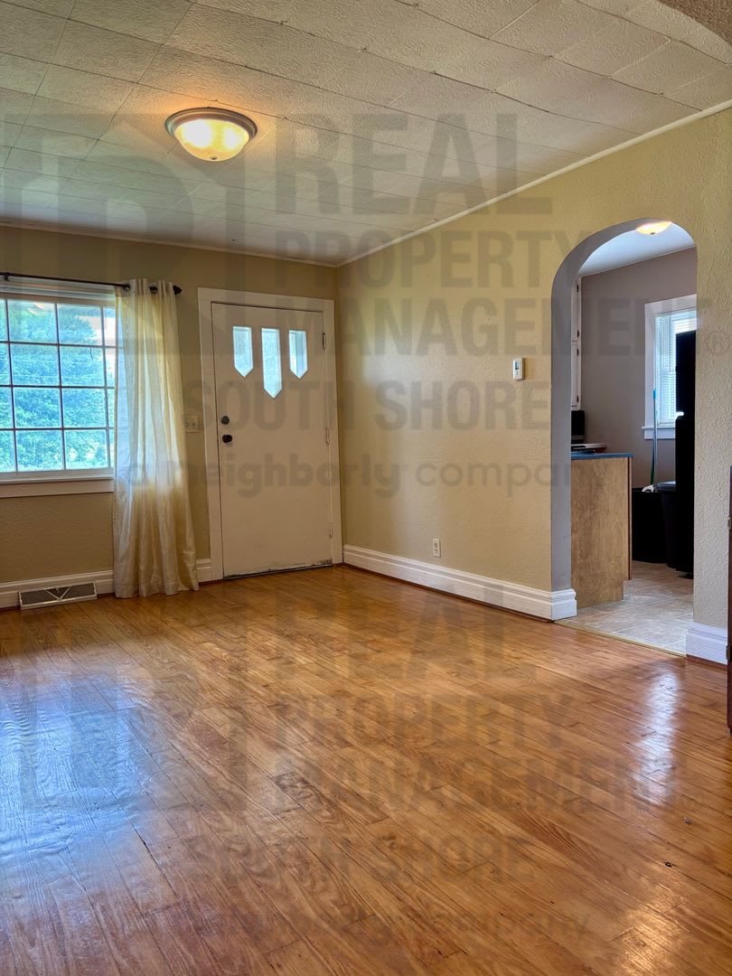 Spacious 3Bed/1.5Bath Close to Valparaiso – photo 2