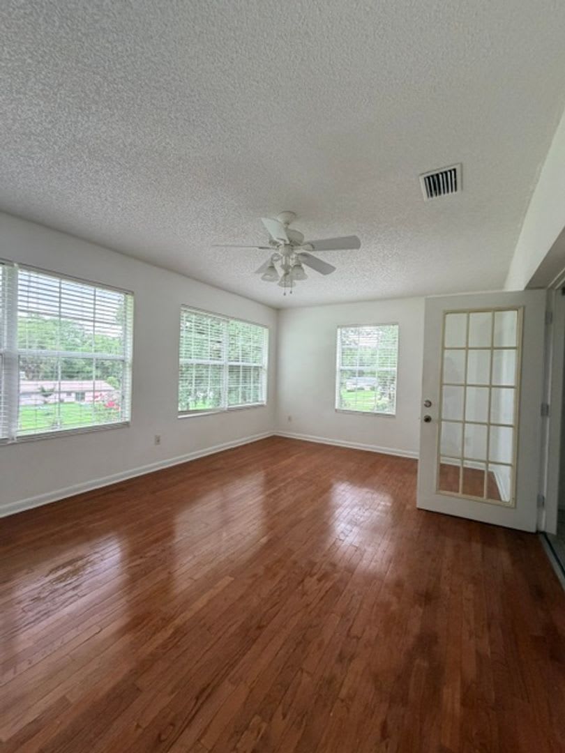 Beautiful 2/2 with large yard, Florida room, new floors, and updated bathrooms! – photo 4