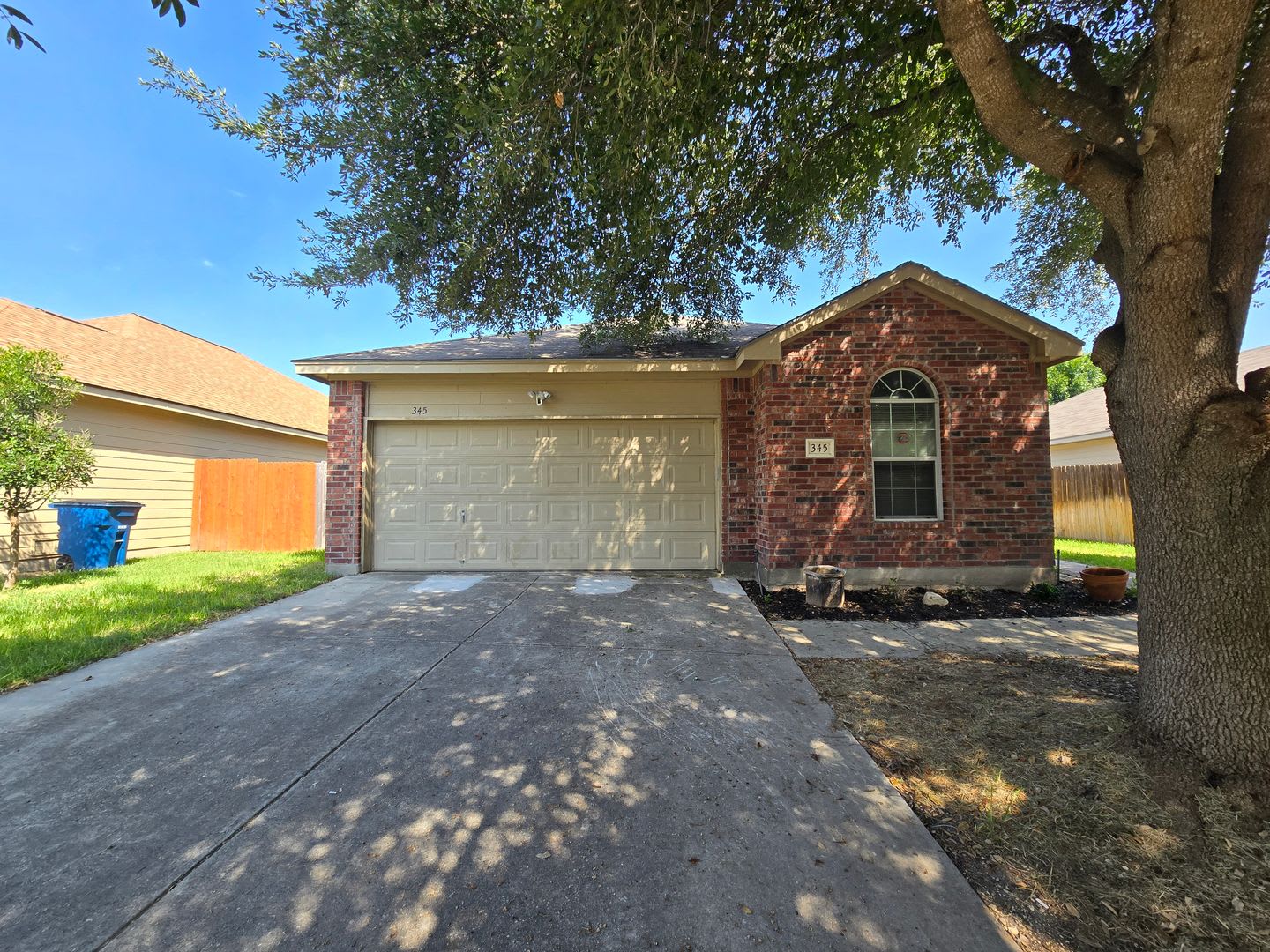 3/2/2 Walking Distance to Fischer Park / No Carpet / Fridge Included/ Fenced in Yard / NBISD – photo 2