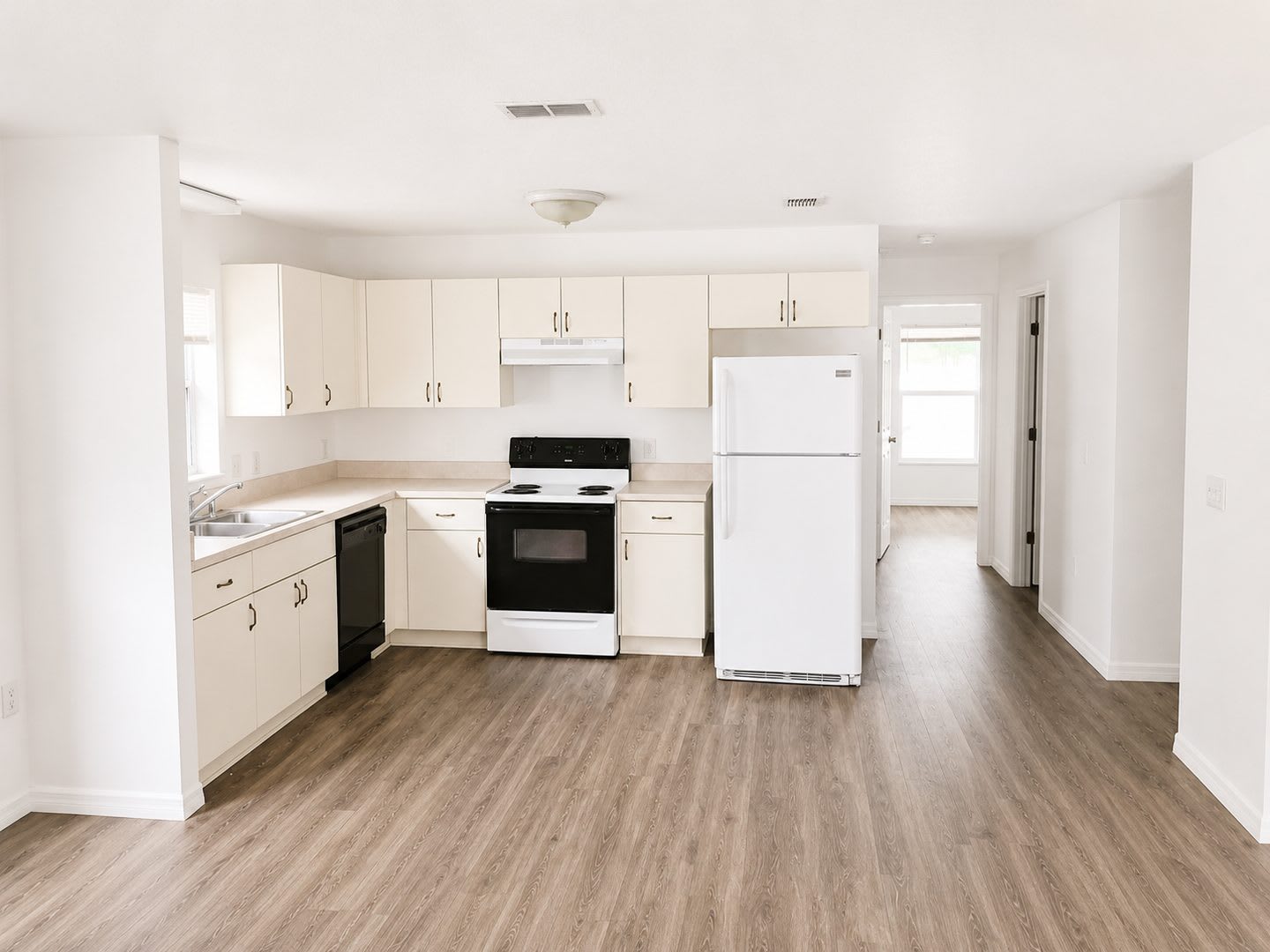 Spacious 2BR/1BA Duplex with Vaulted Ceilings & Wood-Style Flooring! – photo 3