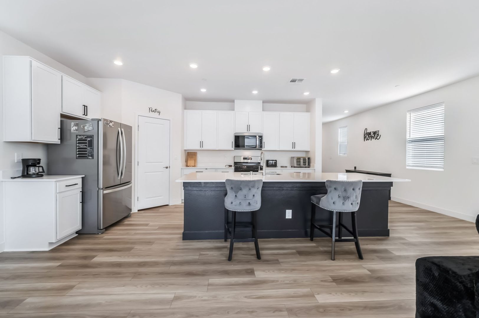 5-Bed, 3-Bath Beautiful Move-In Ready Home – photo 4