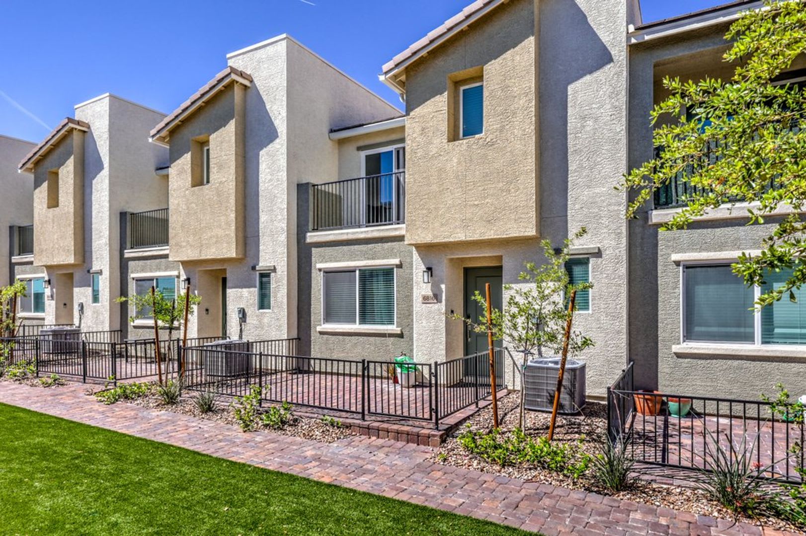 Like New Townhome With Resort Amenities Private Balcony – photo 5