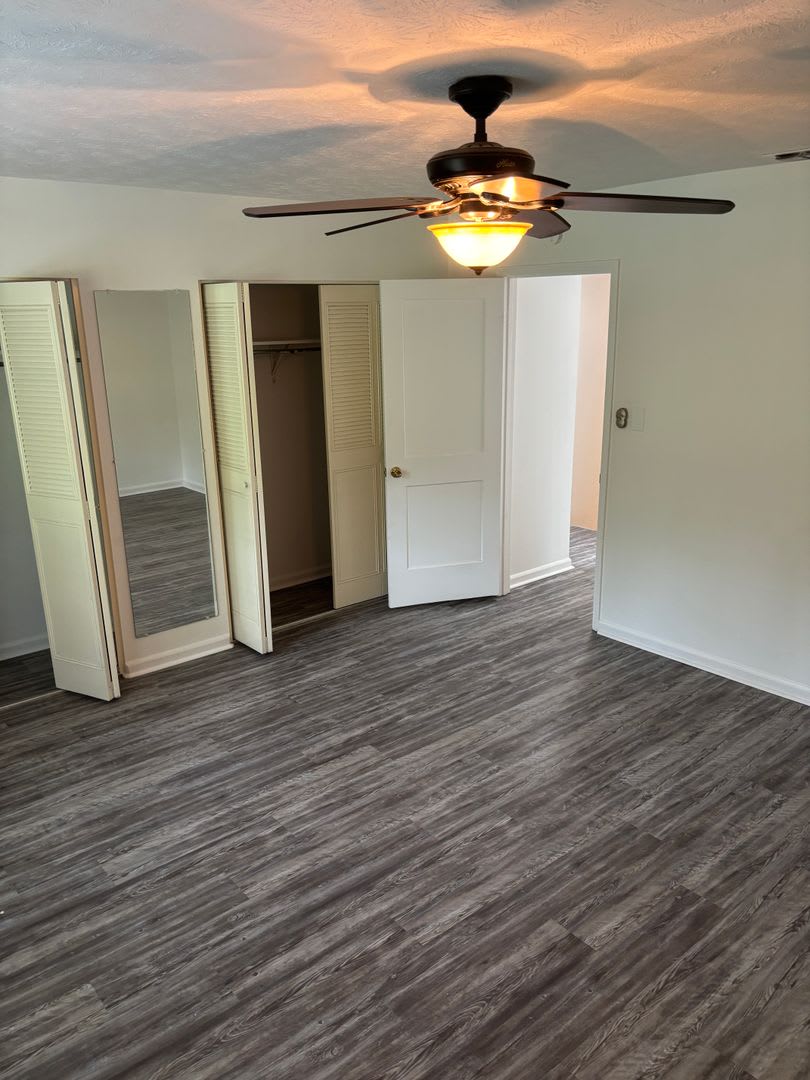 Newly renovated Three Bedroom Townhouse – photo 2