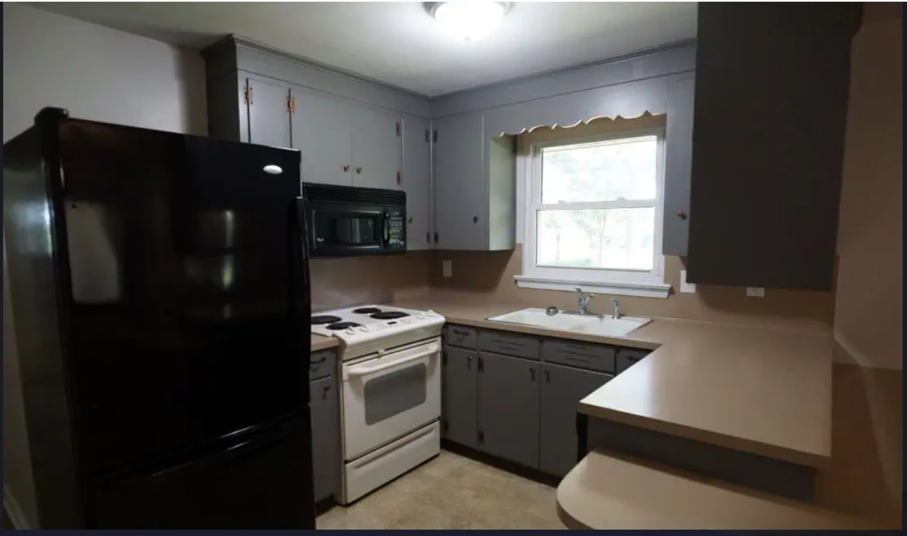 Comfortable 3 Bedroom Ranch With Carport Lawn Care Included – photo 2