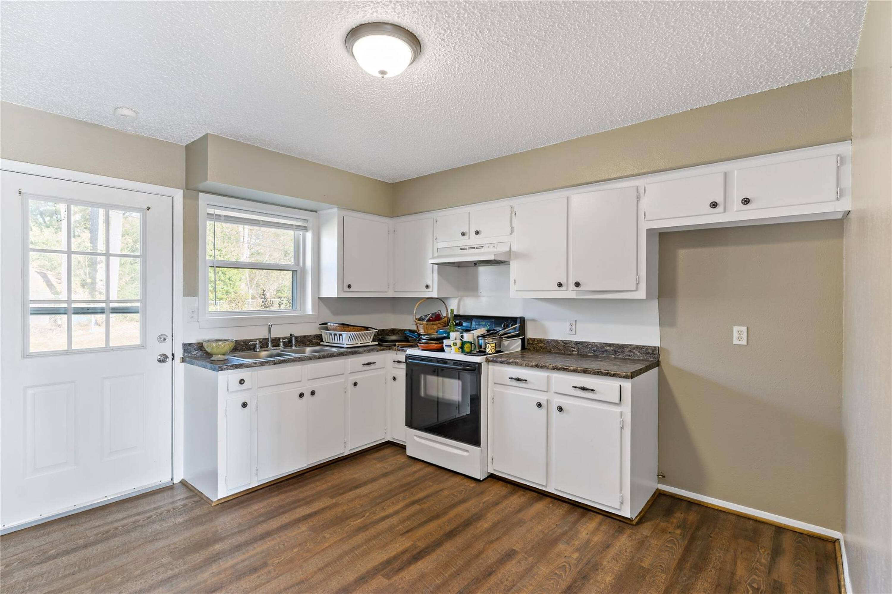 955 Taylor Drive – photo 2