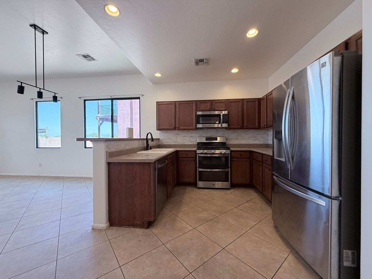 3BR/3BA/2CG 1830 sq. ft. rental in Sierra Vista, AZ – photo 3