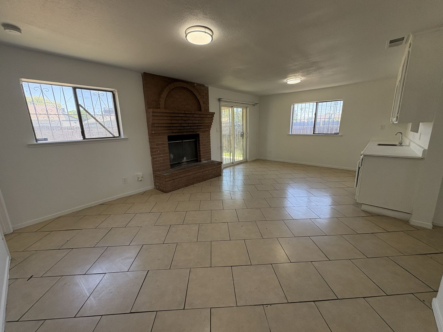 Large Living Area Rear Yard Has Rv Access – photo 5