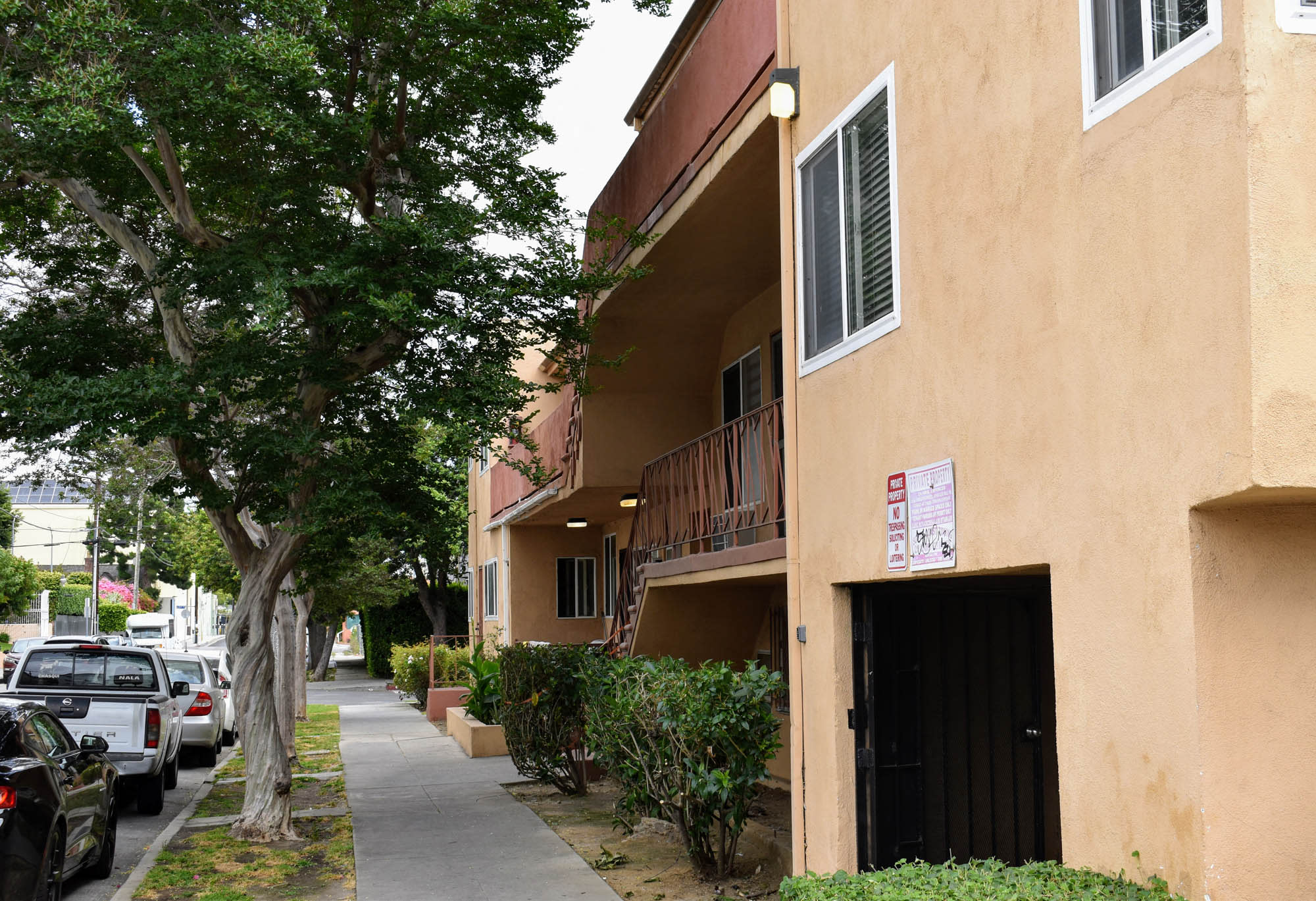 7140 DeLongpre Apartments – photo 2