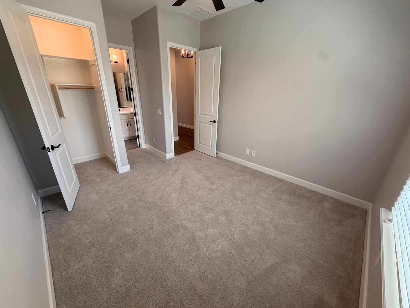 Stunning Luxury 4 Bedroom Home 2 600 Sq Ft Modern Finishes Private Turf Backyard – photo 5