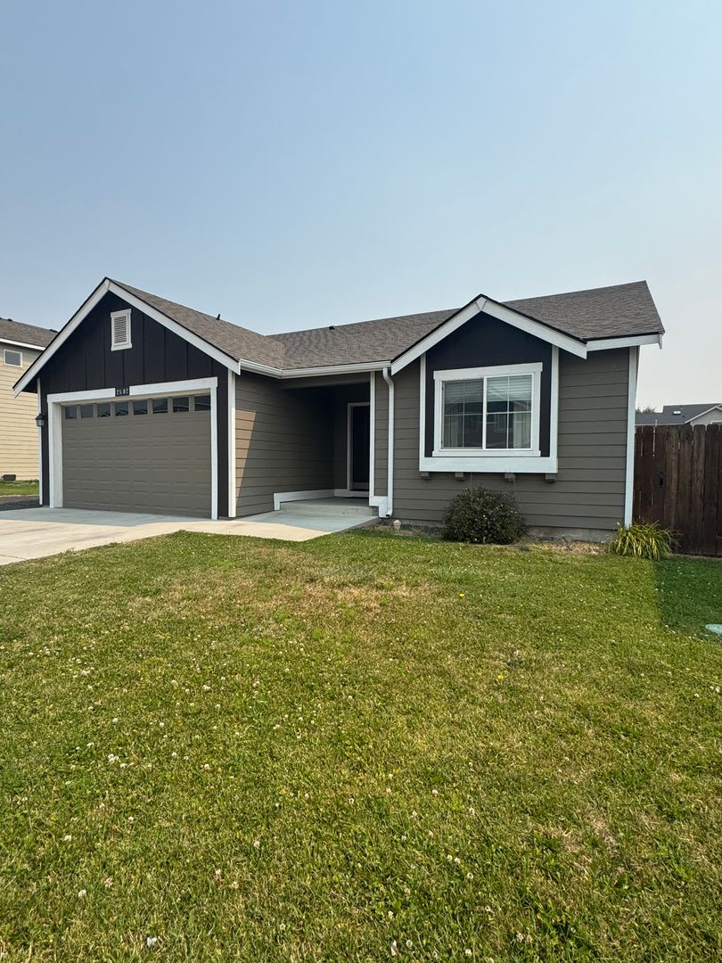 Quiet 3 Bed Home with Fenced Yard – photo 1