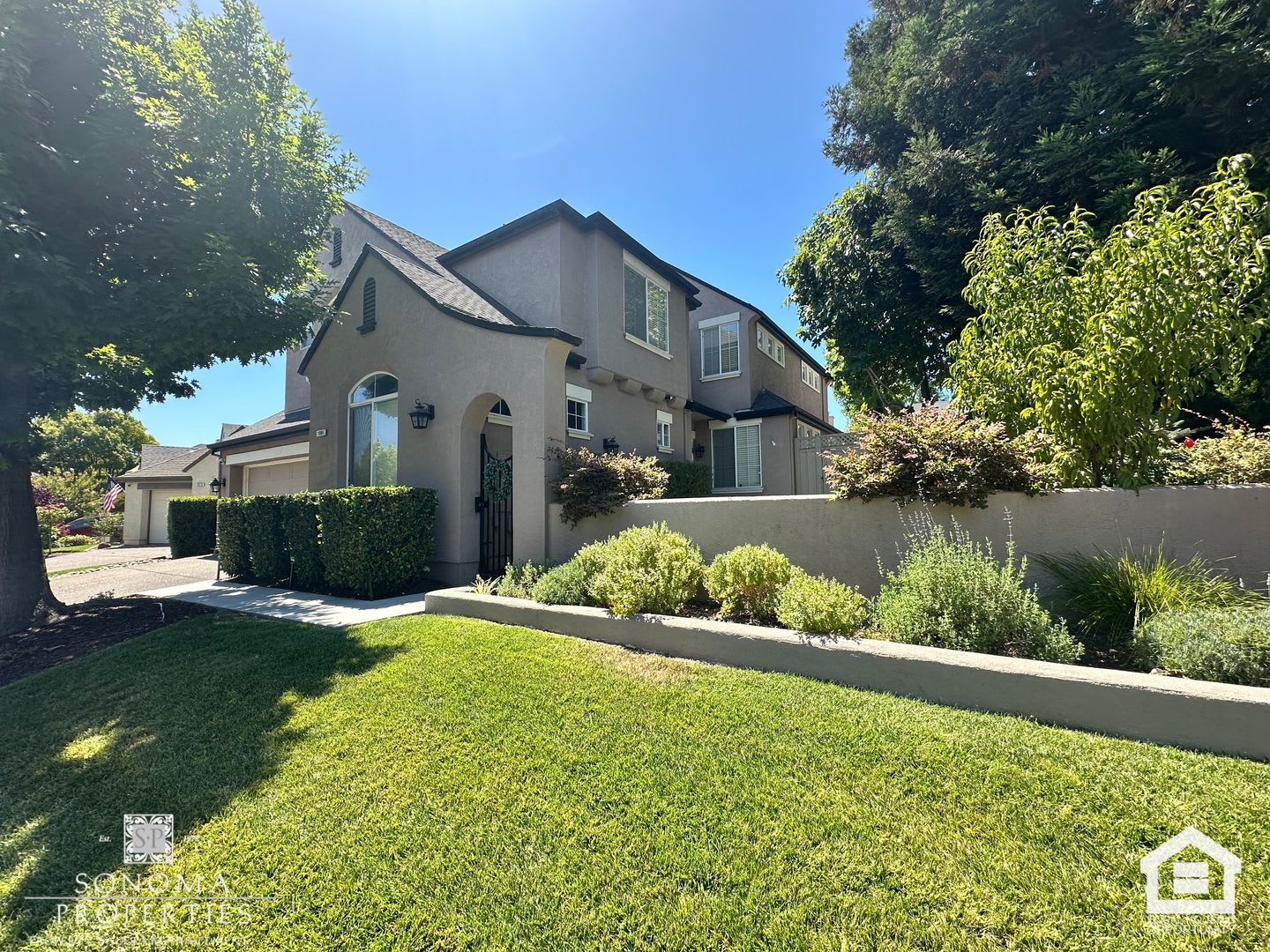 Gorgeous and Spacious 4BR/3BA Home in Petaluma – photo 1