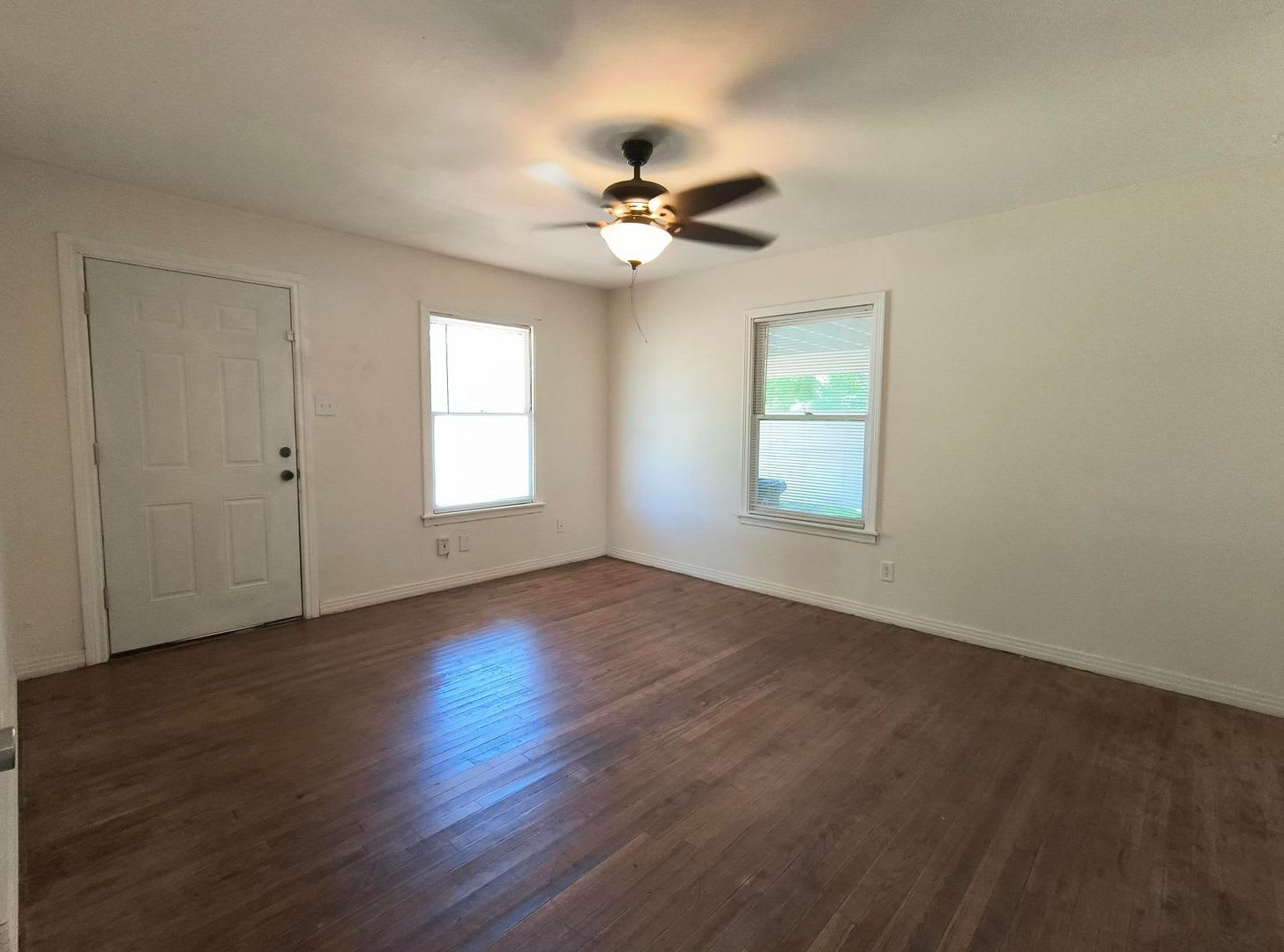 Remodeled 3-bedroom 1 bath home with large fenced in back yard! – photo 3