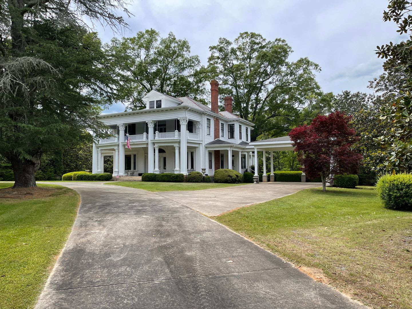 Stately Mansion on 17 Acres with Enormous Magnolia Trees – photo 2