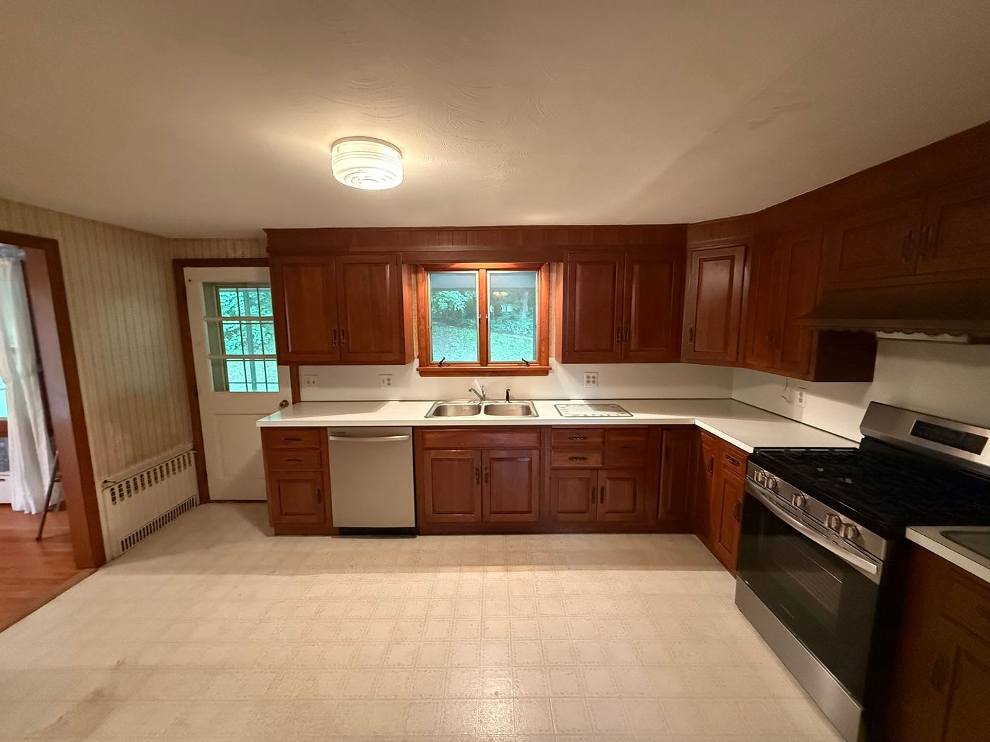 Beautiful 3 Bed, 1 Bath Single Family for Rent in Broad Brook! – photo 5