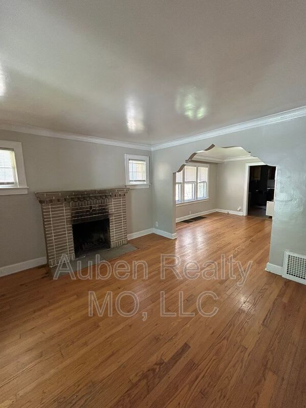 5345 Charlotte St. – photo 3
