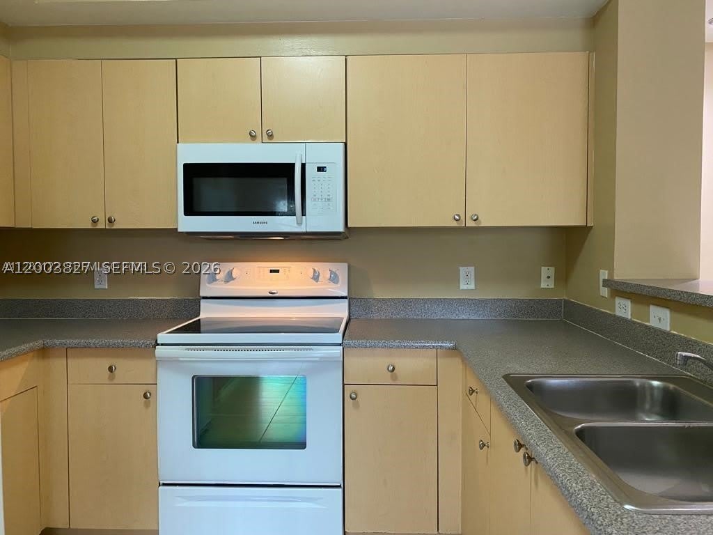 8060 N Nob Hill Rd – photo 2