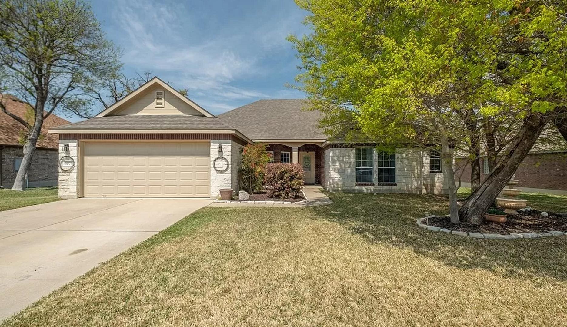 AVAILABLE NOW & READY FOR MOVE IN – photo 1