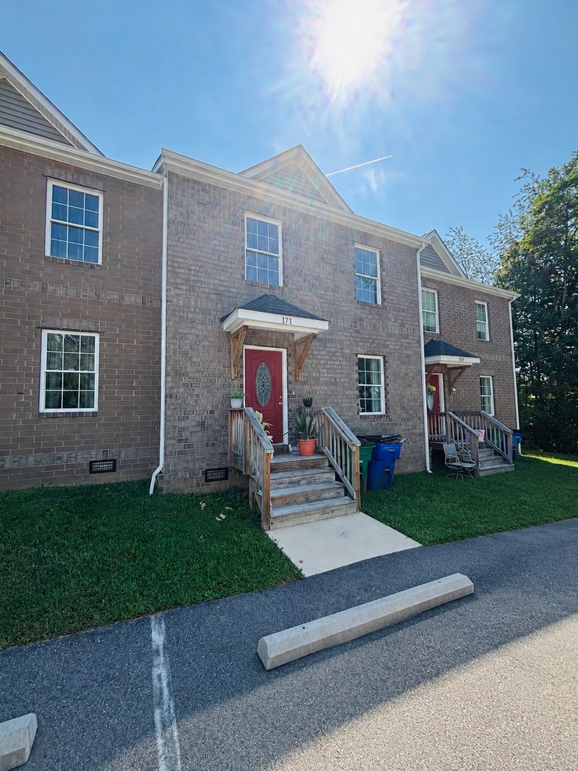 3 Bedroom, 2.5 Bath Townhouse – photo 1