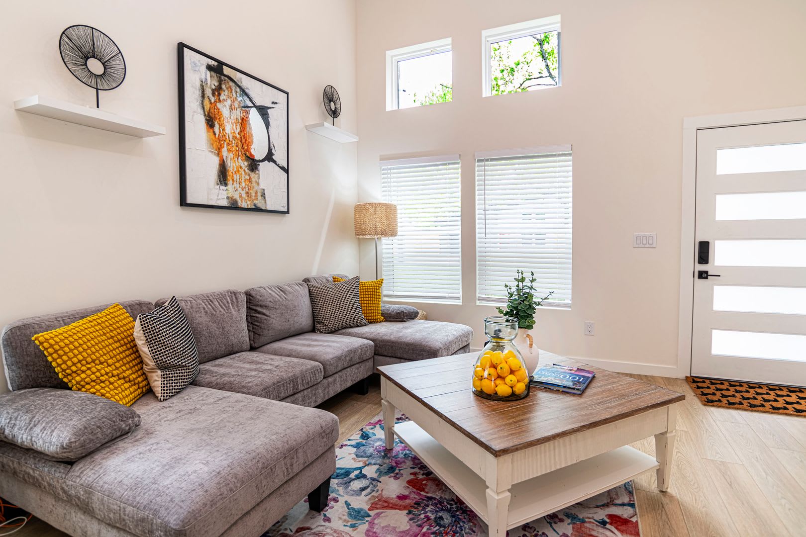Spacious Fully Furnished 3Br 3Ba Home In A Quiet Neighborhood Near Downtown And Beaches Featuring Private Baths Outdoor Seating Areas Fenced Yard And Modern Comforts Perfect For Short Or Long Term Stays – photo 2