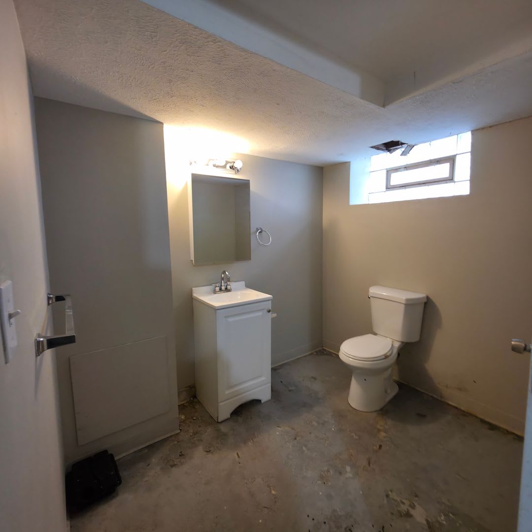 Single Family Home 4 beds 1.5 bath Available Now! – photo 5