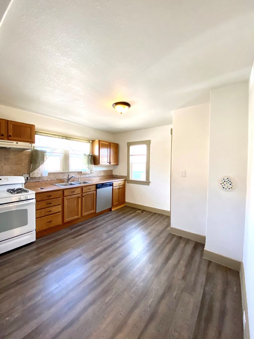 4 bedroom on Swope for Rent! – photo 3