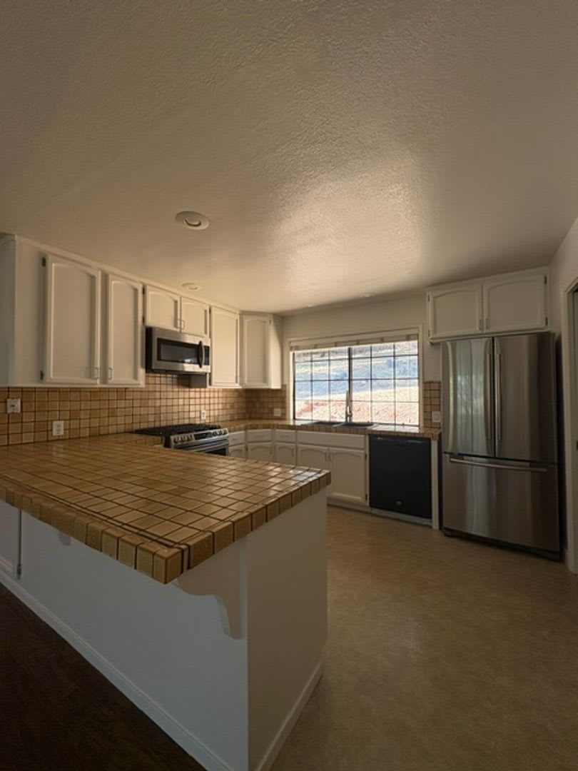 Charming 3-Bed Auburn Retreat on Half-Acre Lot with 3-Car Garage – photo 3