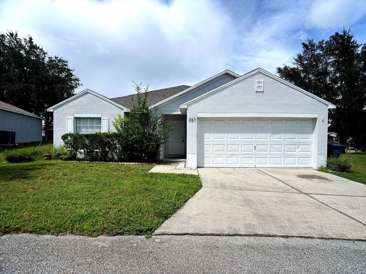 Move In Ready New Interior Paint New Laminate Flooring New Bathroom Tile Lawn Care Pest Control Included Pet Friendly Gated Community – photo 1