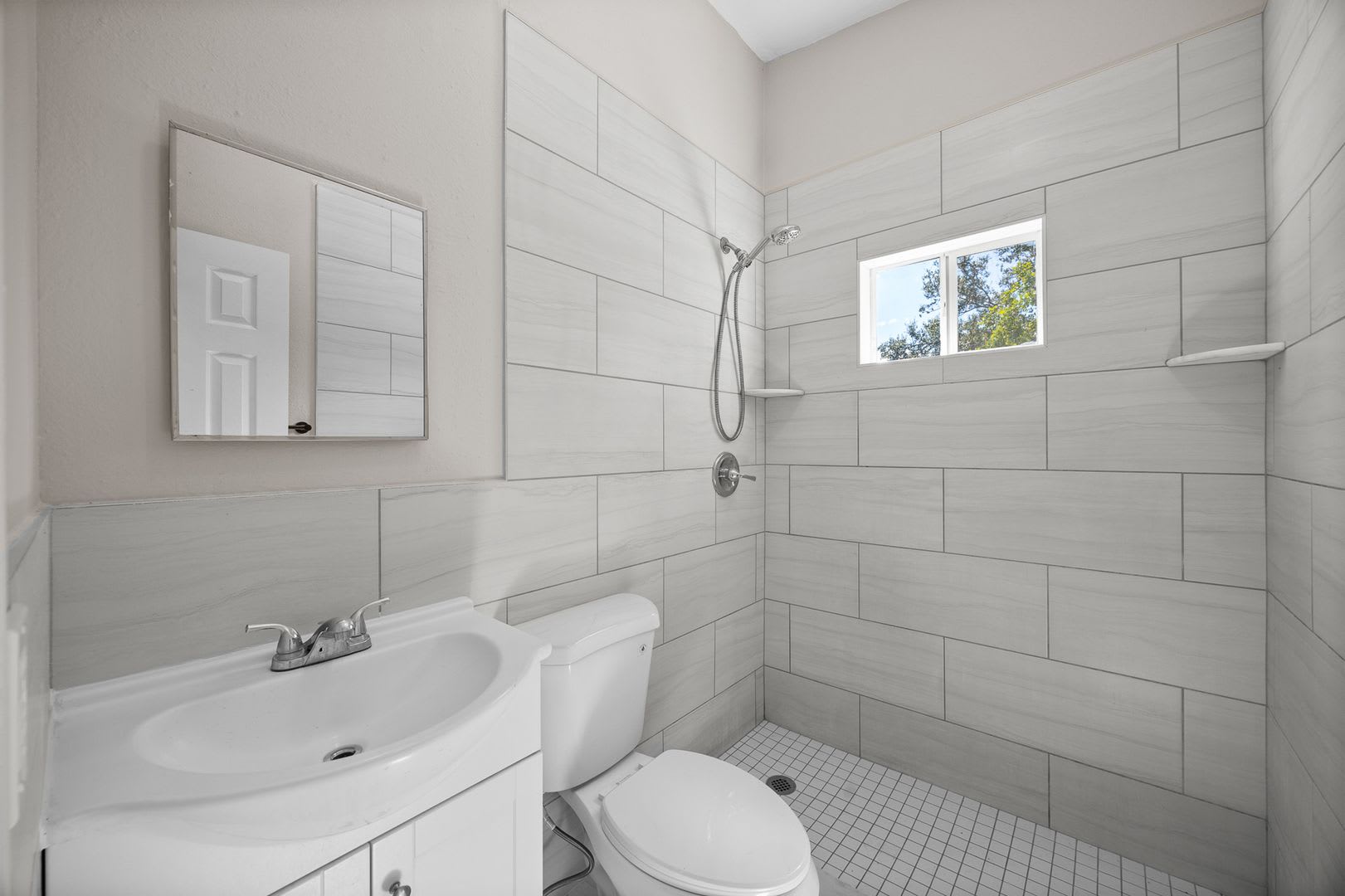 Modern Touches Classic Charm Your Bradenton Home Awaits – photo 4