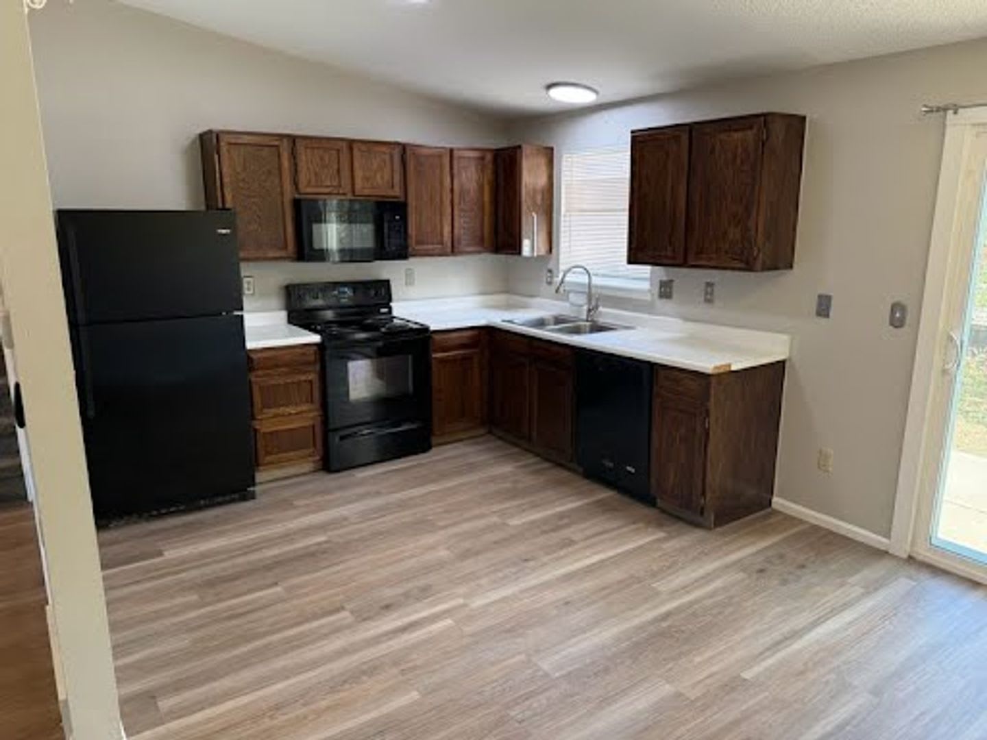 3 bed, 2 bath tri-level home – photo 2