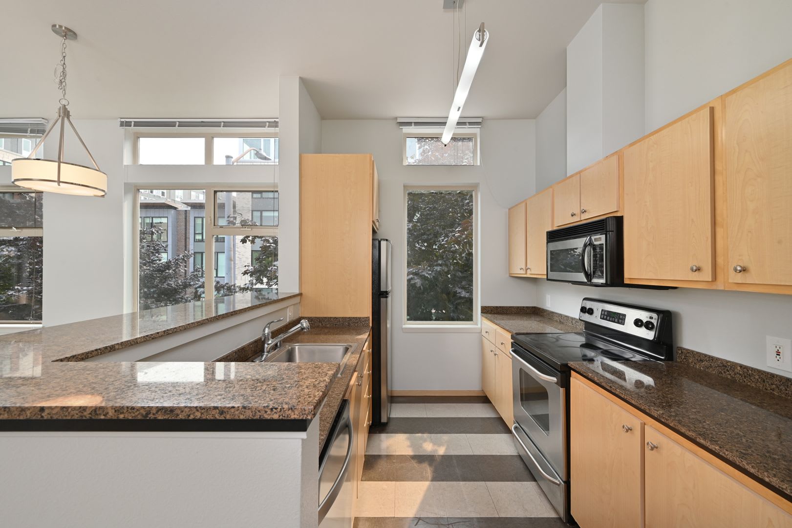 Spacious 2Br 1 75Ba Condo In Convenient Location Central District – photo 5