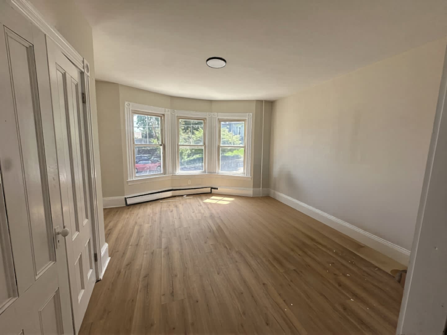 Spacious 2 Bed/ 1 Bath Apartment in East Greenwich! – photo 3