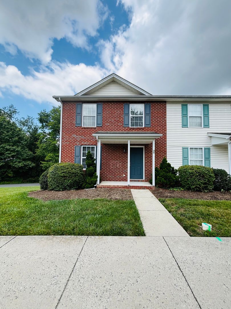 3 Bedroom 2.5 Bathroom Townhouse – photo 3