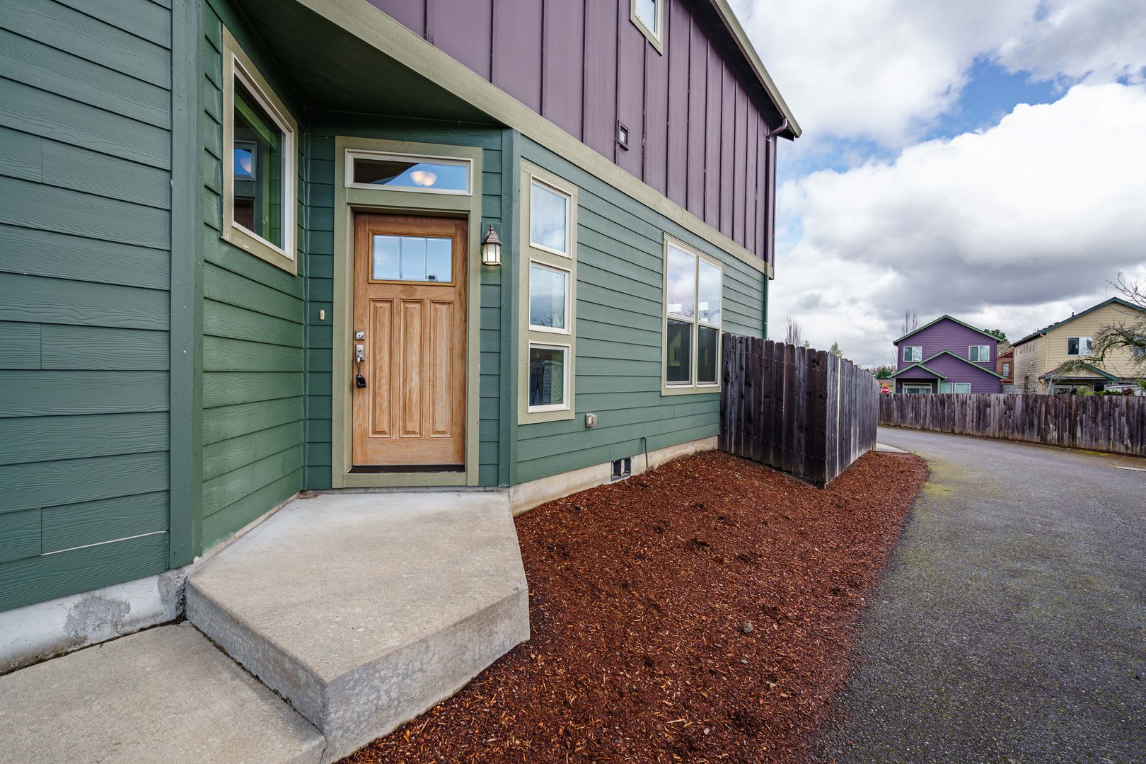 MOVE IN SPECIAL AVAILABLE: Convenient Location 3 Bedroom 2.5 Bathroom with Fence Back Yard – photo 2