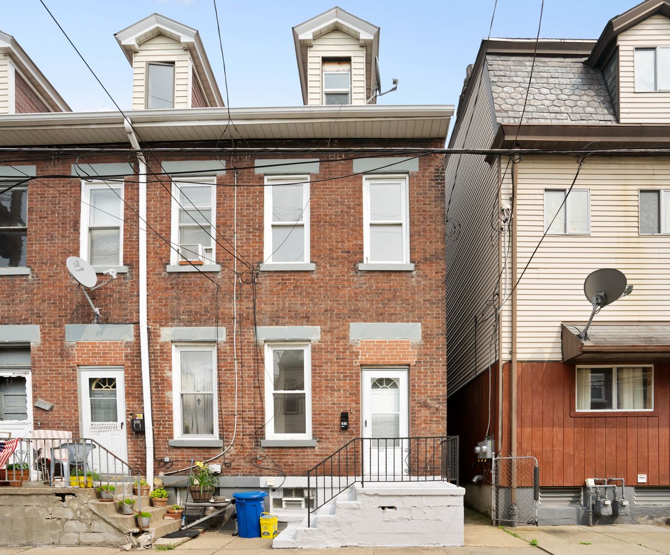 Newly renovated 2 Bed, 1 Bath w/ Bonus Room, Central AC, Laundry – photo 1