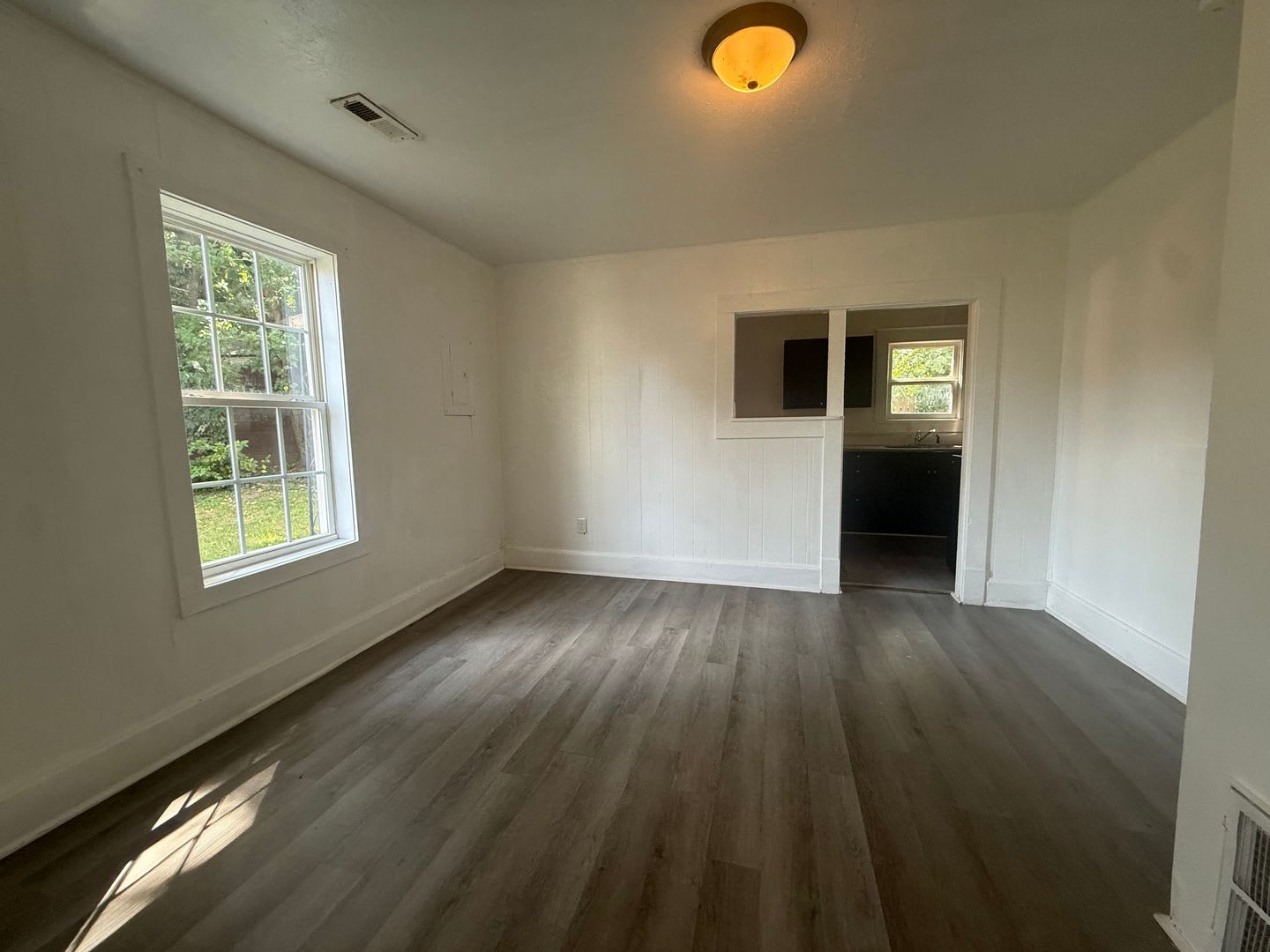 Come see this 2 Bedroom 1 Bath near Downtown! – photo 3