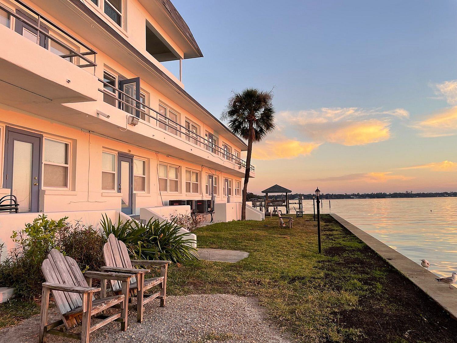River Road Apartments – photo 1