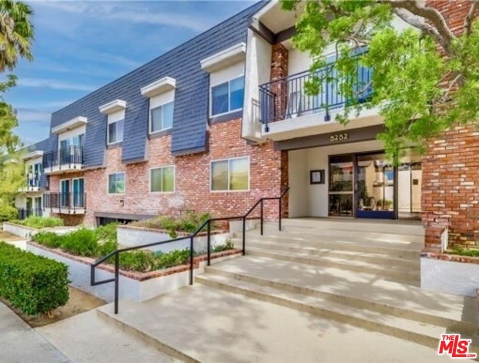 5252 COLDWATER CANYON Ave – photo 2