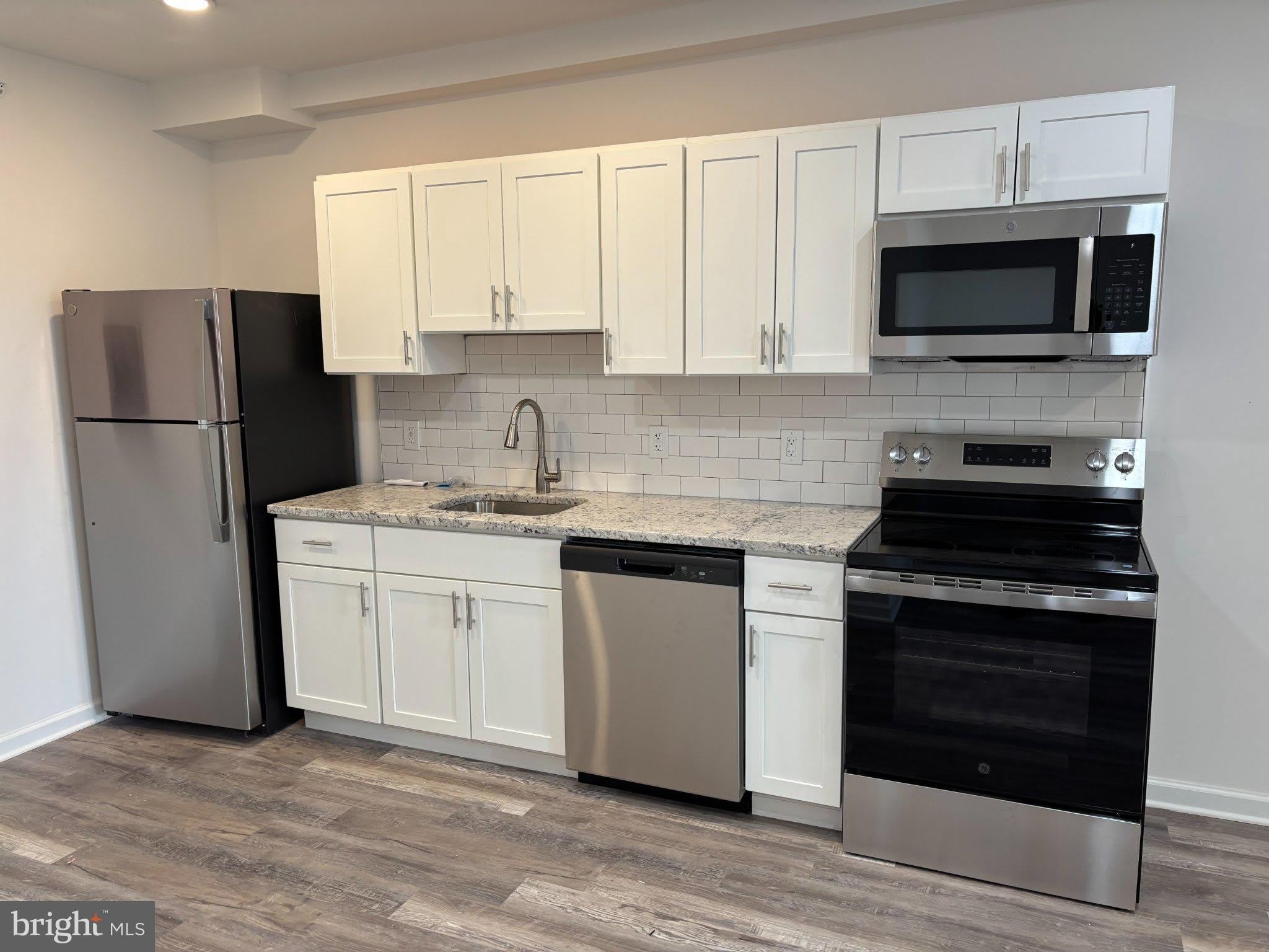 1219 W BUTLER Street – photo 4