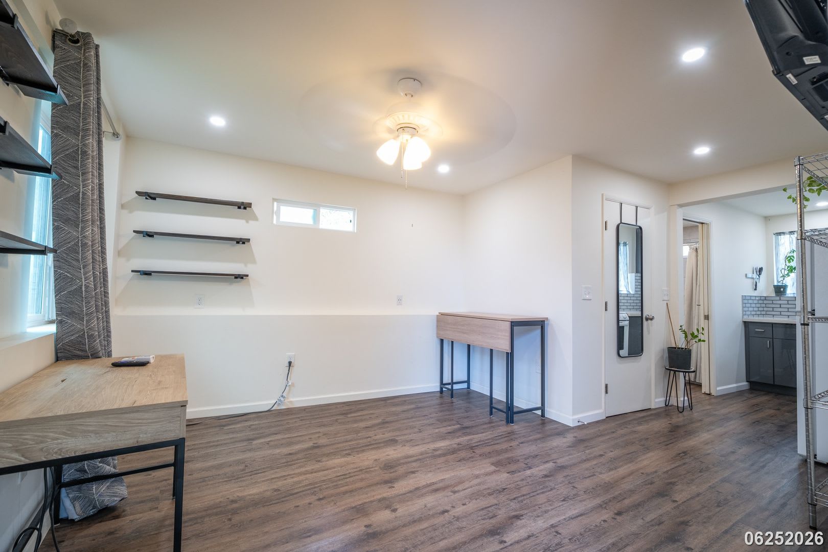 Like New breezy Studio/1BA detached cottage in a single family dwelling in Aiea – photo 3